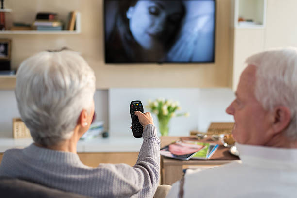 Paar schaut fernsehen