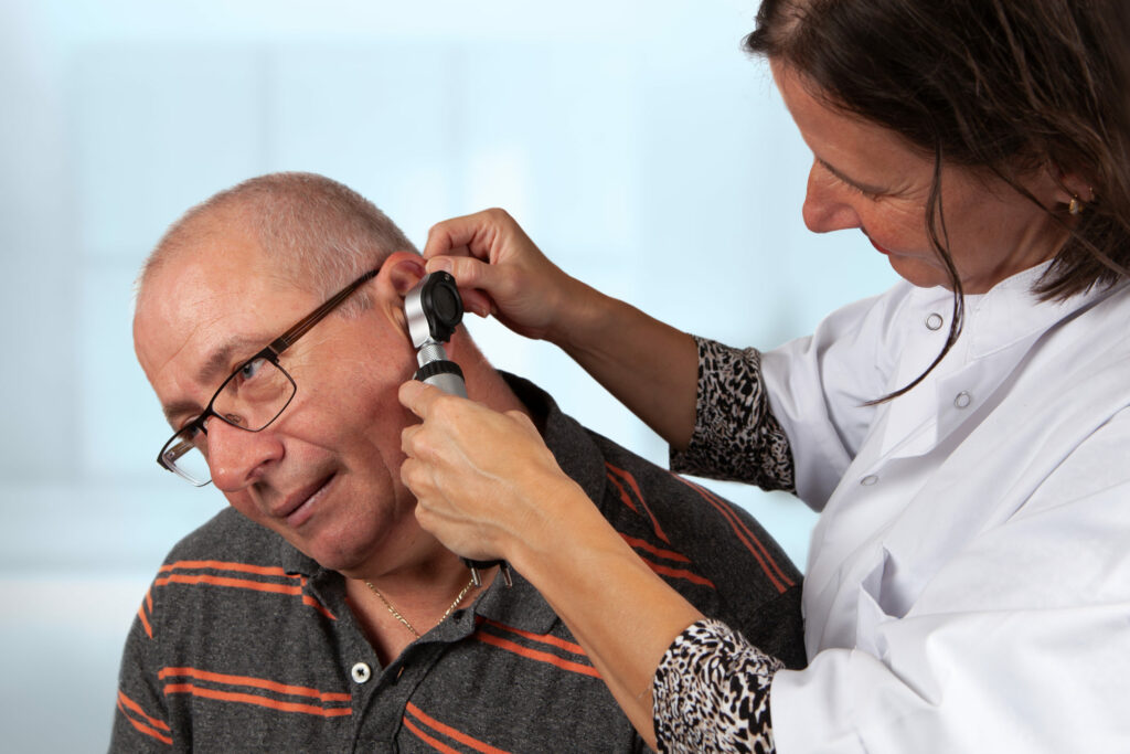 Bei einer optimalen Tinnitus-Behandlung arbeiten HNO-Arzt und Hörakustiker zusammen.